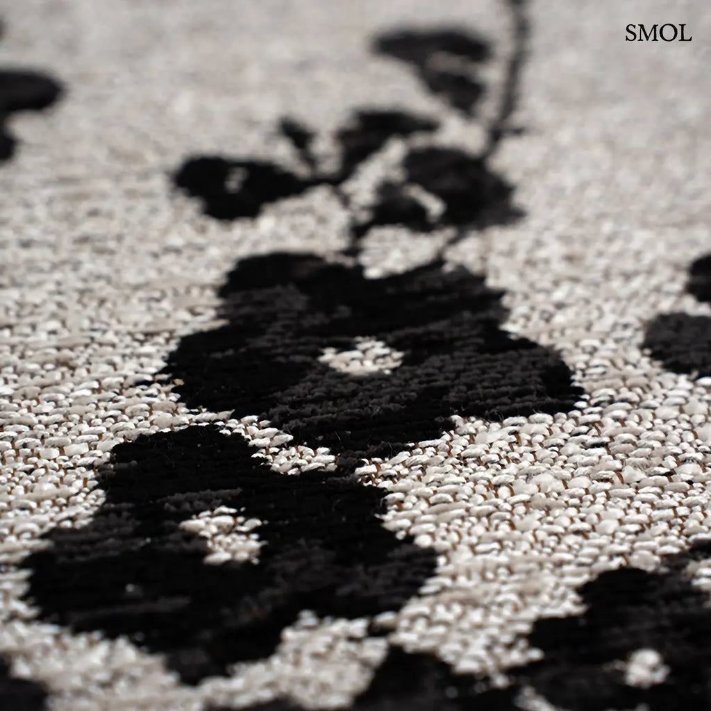 ECO RUG NIGHT SNOW sakura mintás szőnyeg világos alapon, fekete cseresznyevirág motívumokkal, minta nagyítva