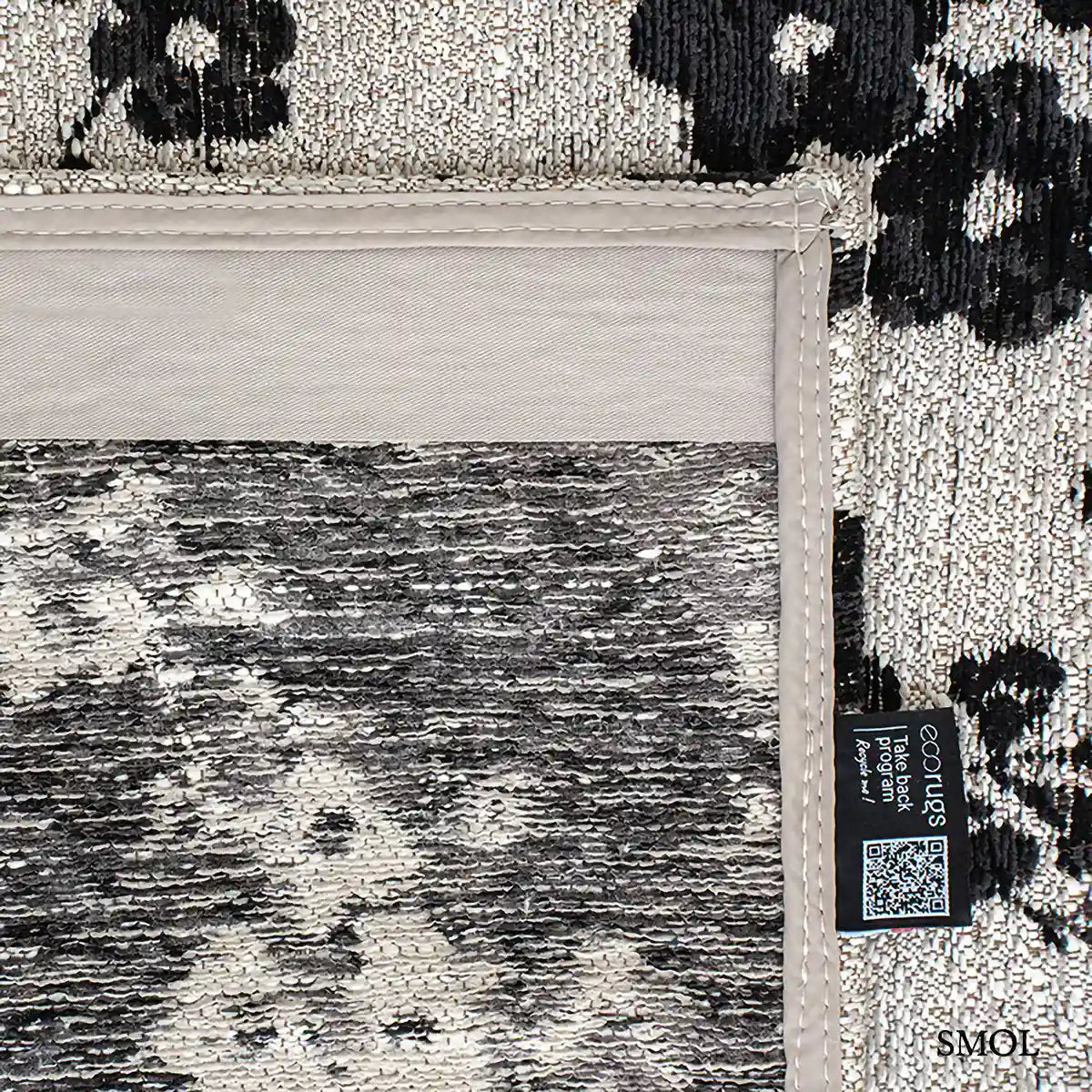 ECO RUG NIGHT SNOW sakura mintás szőnyeg világos alapon, fekete cseresznyevirág motívumokkal, felhajtott sarokkal, alulról
