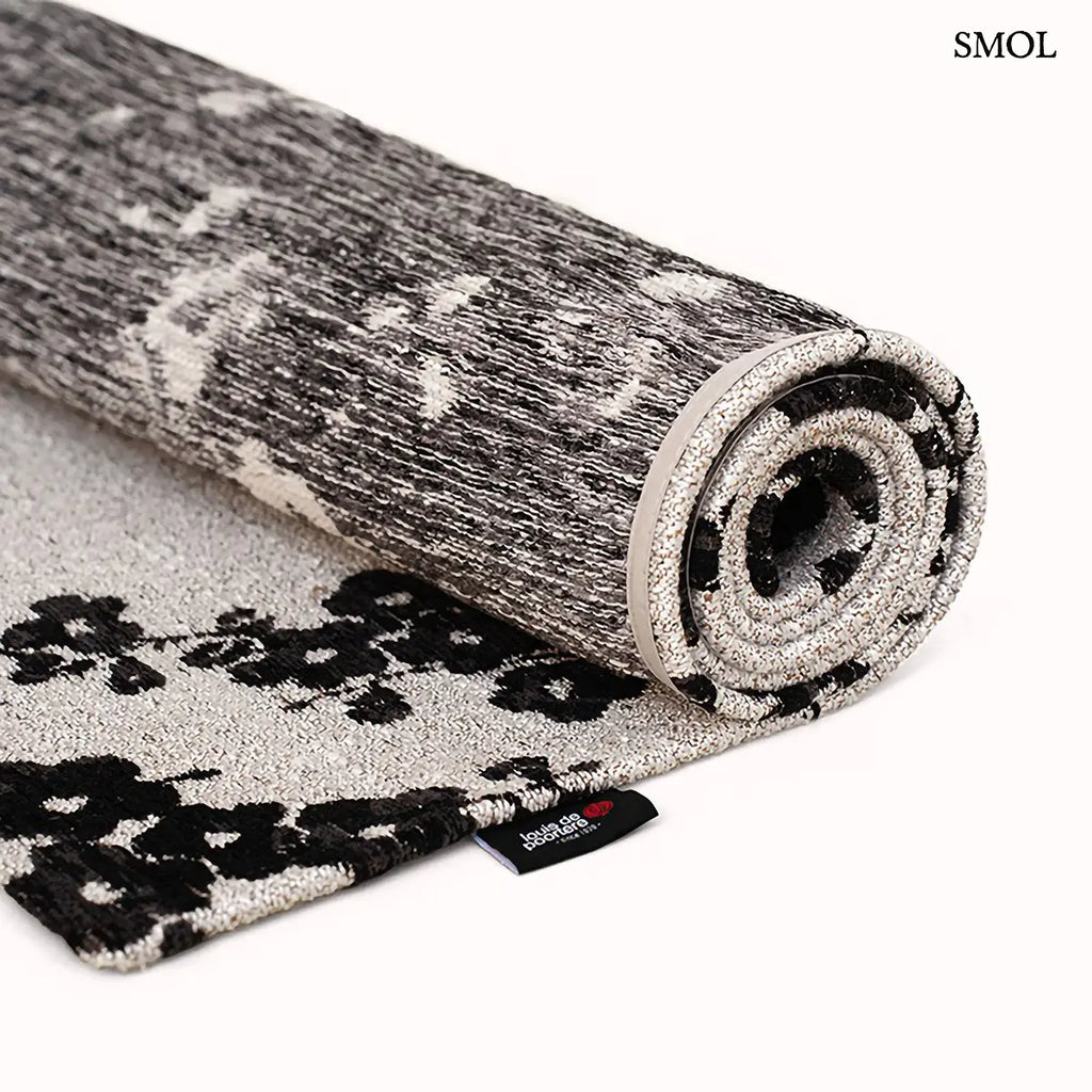 ECO RUG NIGHT SNOW sakura mintás szőnyeg világos alapon, fekete cseresznyevirág motívumokkal, feltekerve