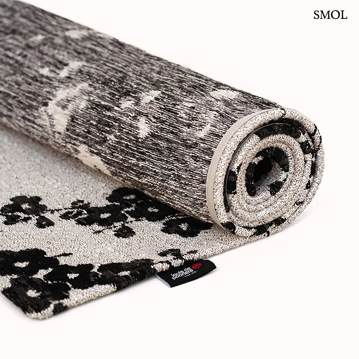 ECO RUG NIGHT SNOW sakura mintás szőnyeg világos alapon, fekete cseresznyevirág motívumokkal, feltekerve