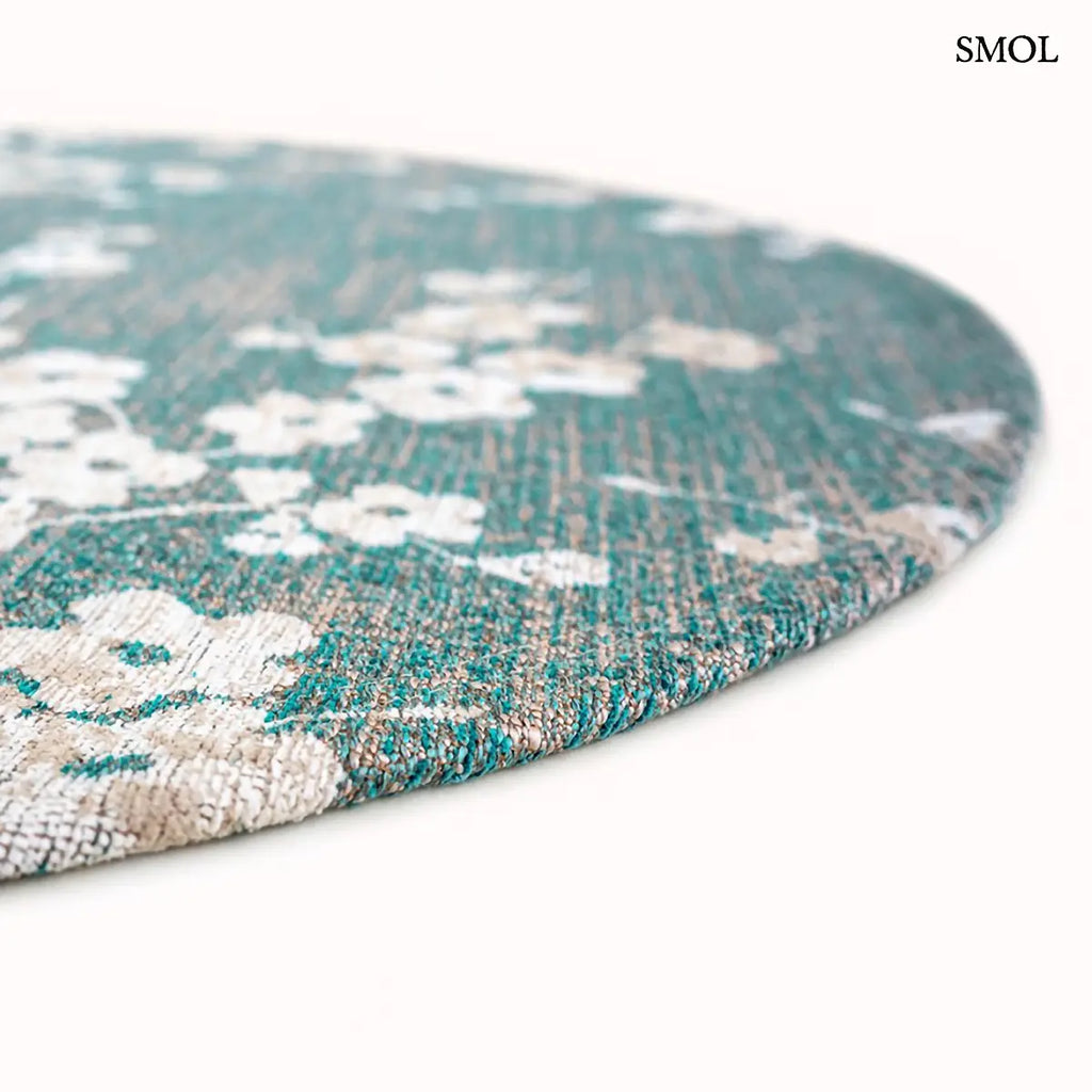 ECO RUG LAKE BLUE sakura mintás szőnyeg türkizkék alapon fehér-krém cseresznyevirág ágakkal, kör alakban a vastagság nagyítva