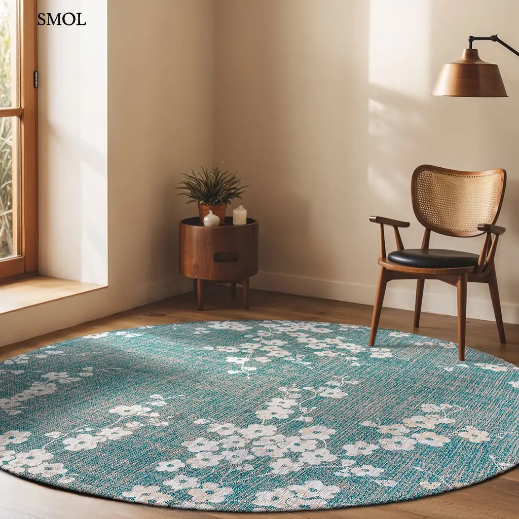 ECO RUG LAKE BLUE sakura mintás szőnyeg türkizkék alapon fehér-krém cseresznyevirág ágakkal, kör alakban, nappaliban