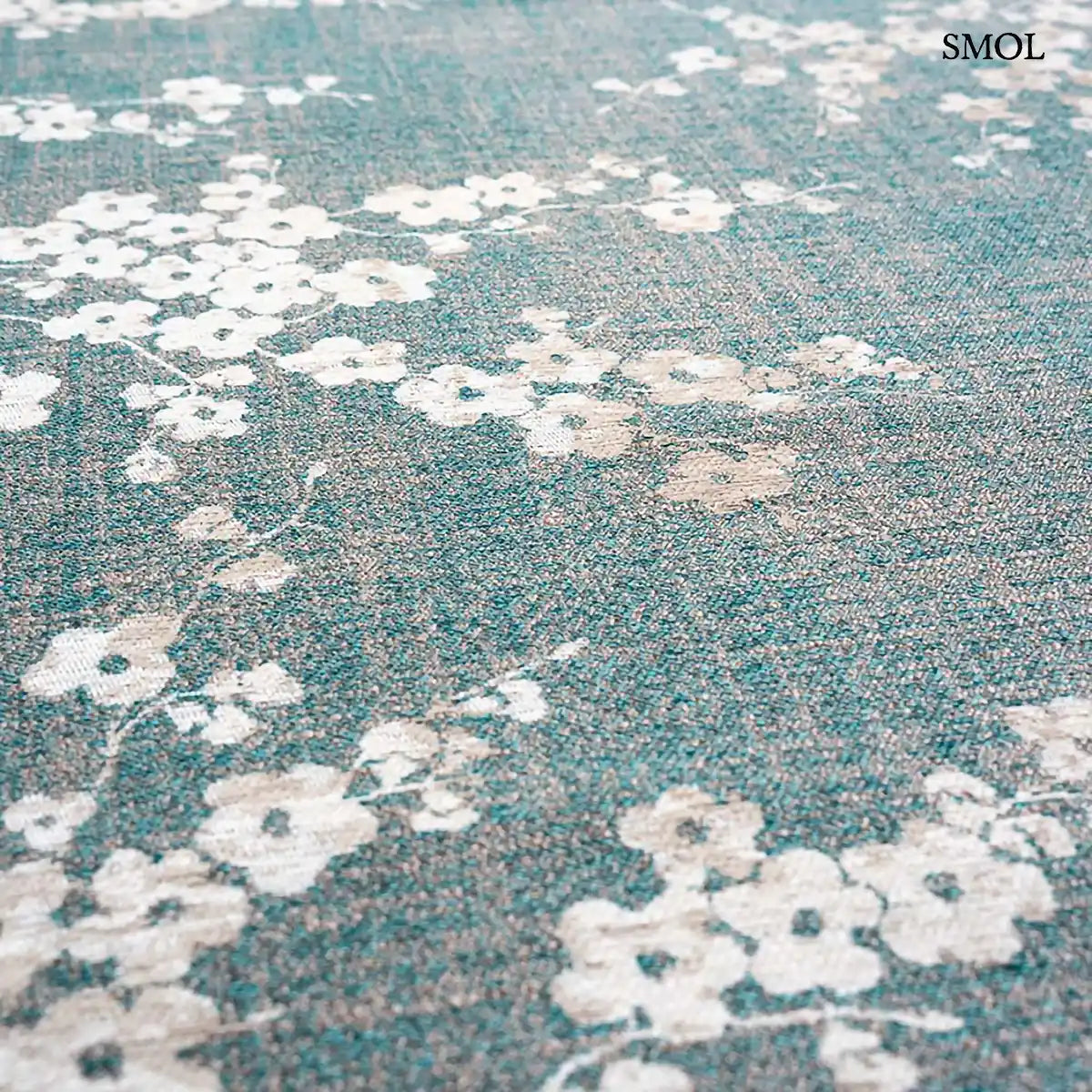 ECO RUG LAKE BLUE sakura mintás szőnyeg türkizkék alapon fehér-krém cseresznyevirág ágakkal,minta nagyítva