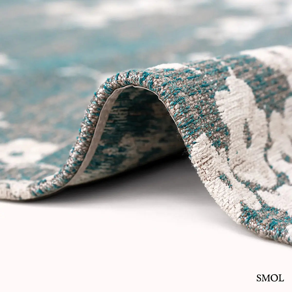 ECO RUG LAKE BLUE sakura mintás szőnyeg türkizkék alapon fehér-krém cseresznyevirág ágakkal, vastagság nagyítva