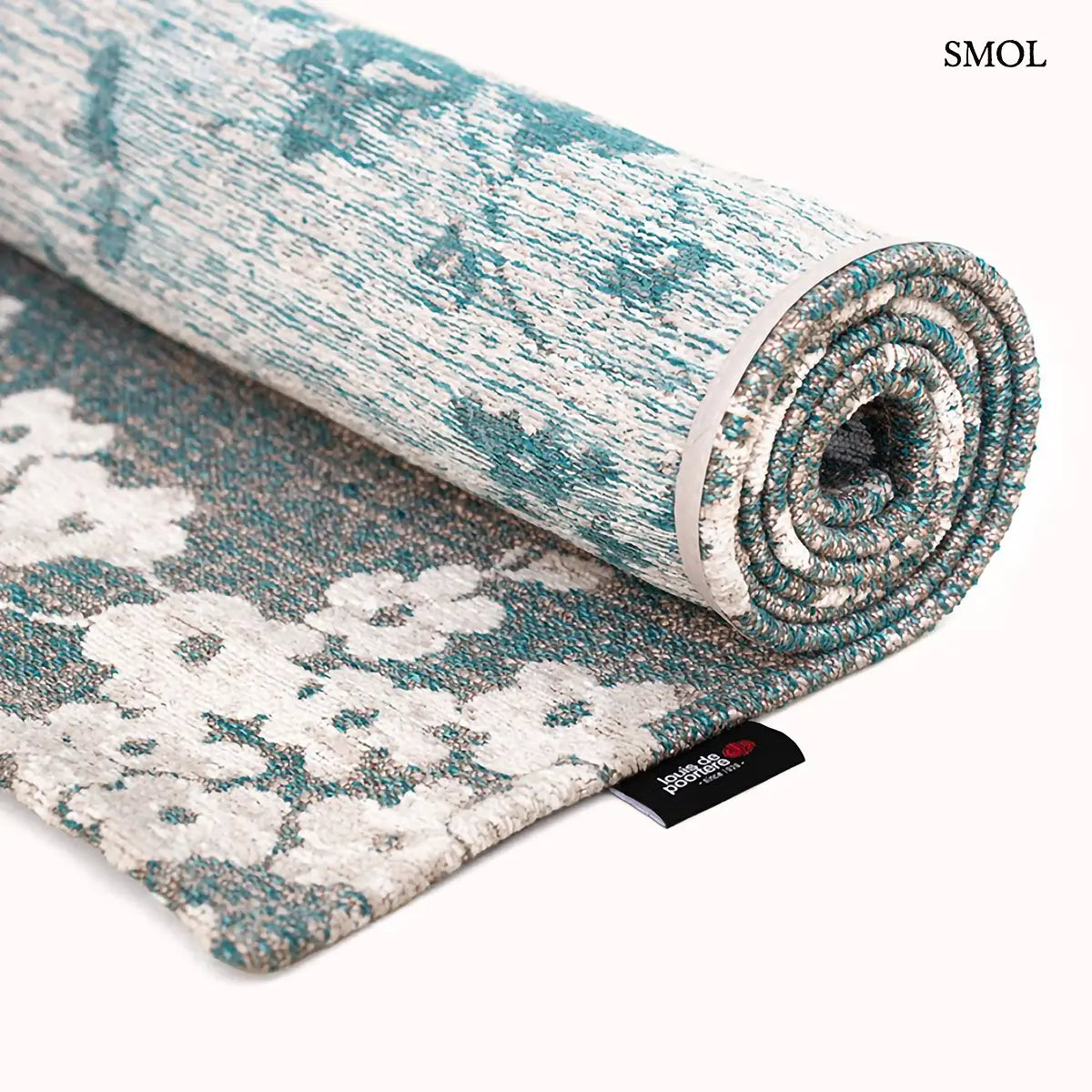 ECO RUG LAKE BLUE sakura mintás szőnyeg türkizkék alapon fehér-krém cseresznyevirág ágakkal, feltekerve