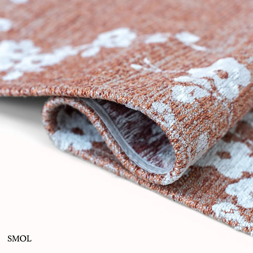 ECO RUG COPPER PINK rózsaszín sakura mintás szőnyeg japán cseresznyevirág motívumokkal, lapos szövés, 3 mm – kül- és beltéri, hullámosra hajtogatva