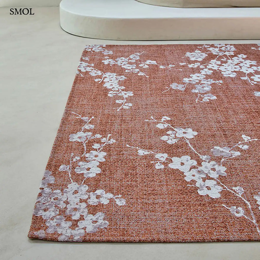 ECO RUG COPPER PINK rózsaszín sakura mintás szőnyeg japán cseresznyevirág motívumokkal, lapos szövés, 3 mm – kül- és beltéri, szobában, sarok nagyítva