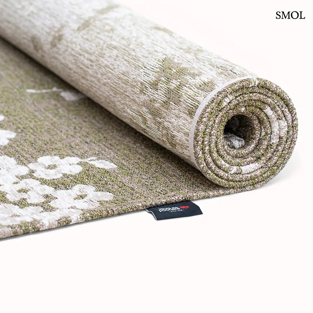 ECO RUG WET GARDEN zöld sakura mintás szőnyeg japán cseresznyevirág motívumokkal, lapos szövés, 3 mm – kül- és beltéri, feltekerve