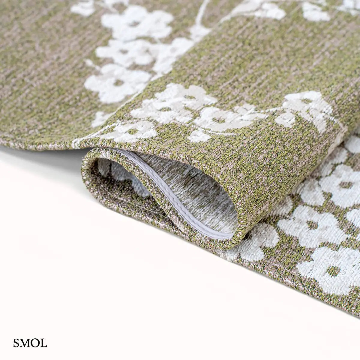 ECO RUG WET GARDEN zöld sakura mintás szőnyeg japán cseresznyevirág motívumokkal, lapos szövés, 3 mm – kül- és beltéri, hullámosra hajtogatva