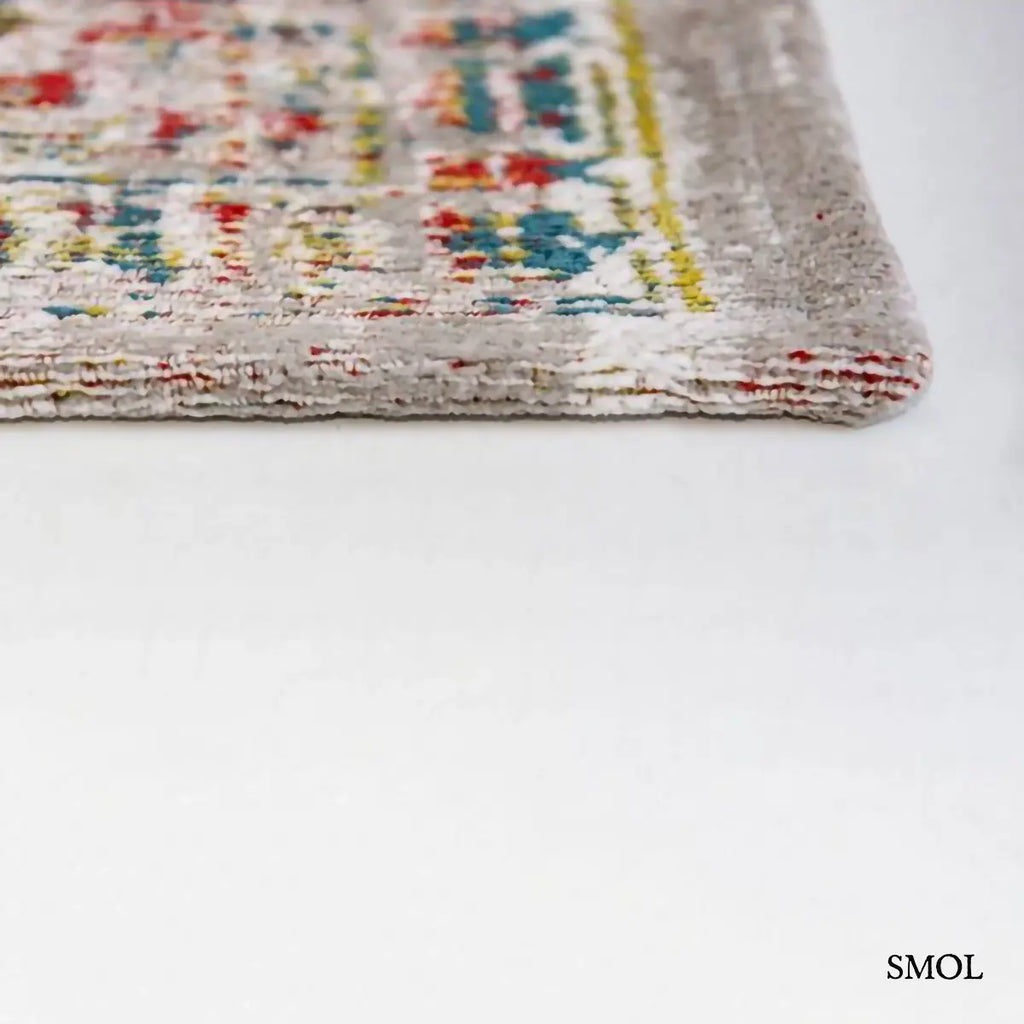 ECO RUG TURKISH DELIGHT sokszínű török mintás szőnyeg bézs alapon, halvány Ushak motívumokkal, piros, kék, zöld és mustár akcentusokkal, sarok nagyítva