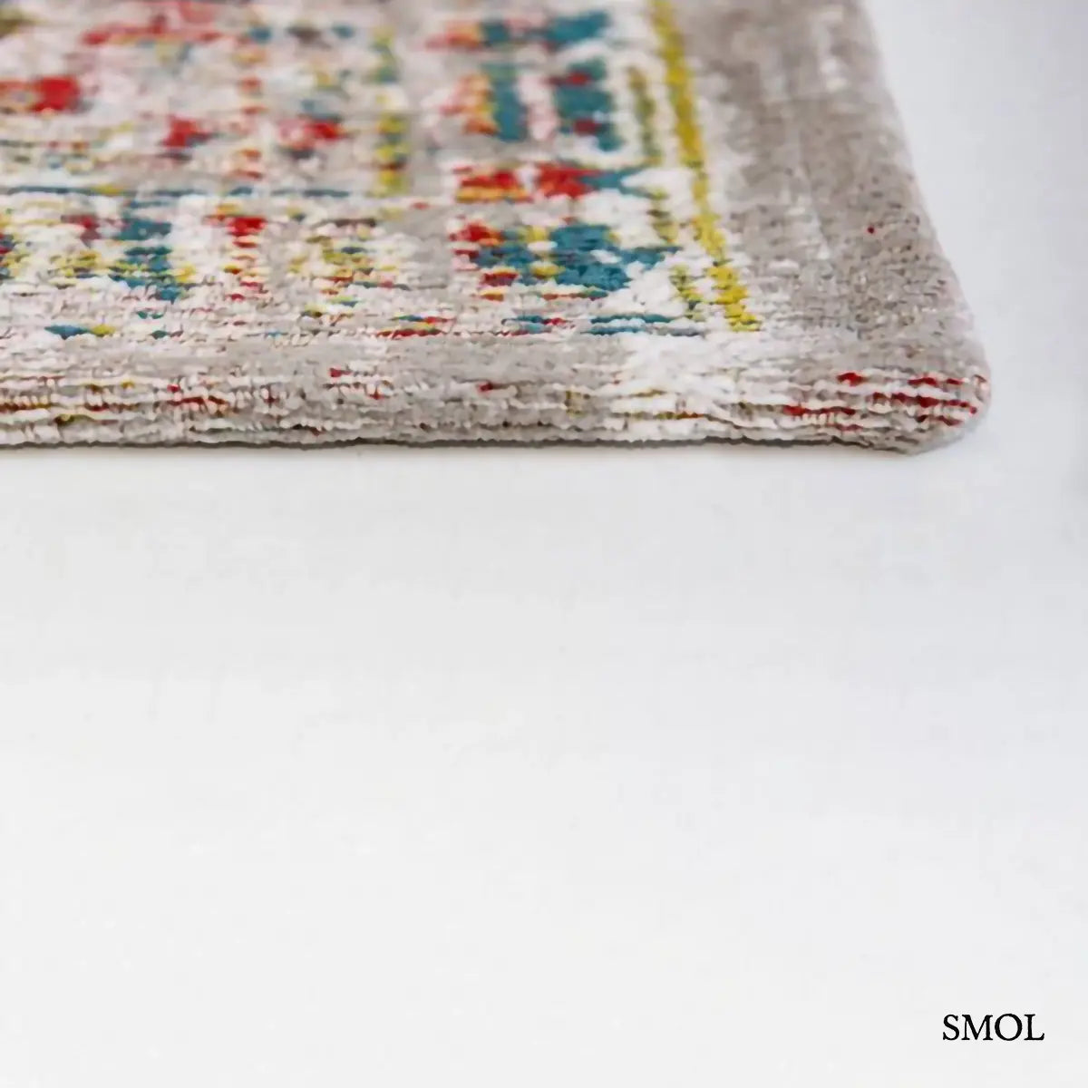 ECO RUG TURKISH DELIGHT sokszínű török mintás szőnyeg bézs alapon, halvány Ushak motívumokkal, piros, kék, zöld és mustár akcentusokkal, sarok nagyítva