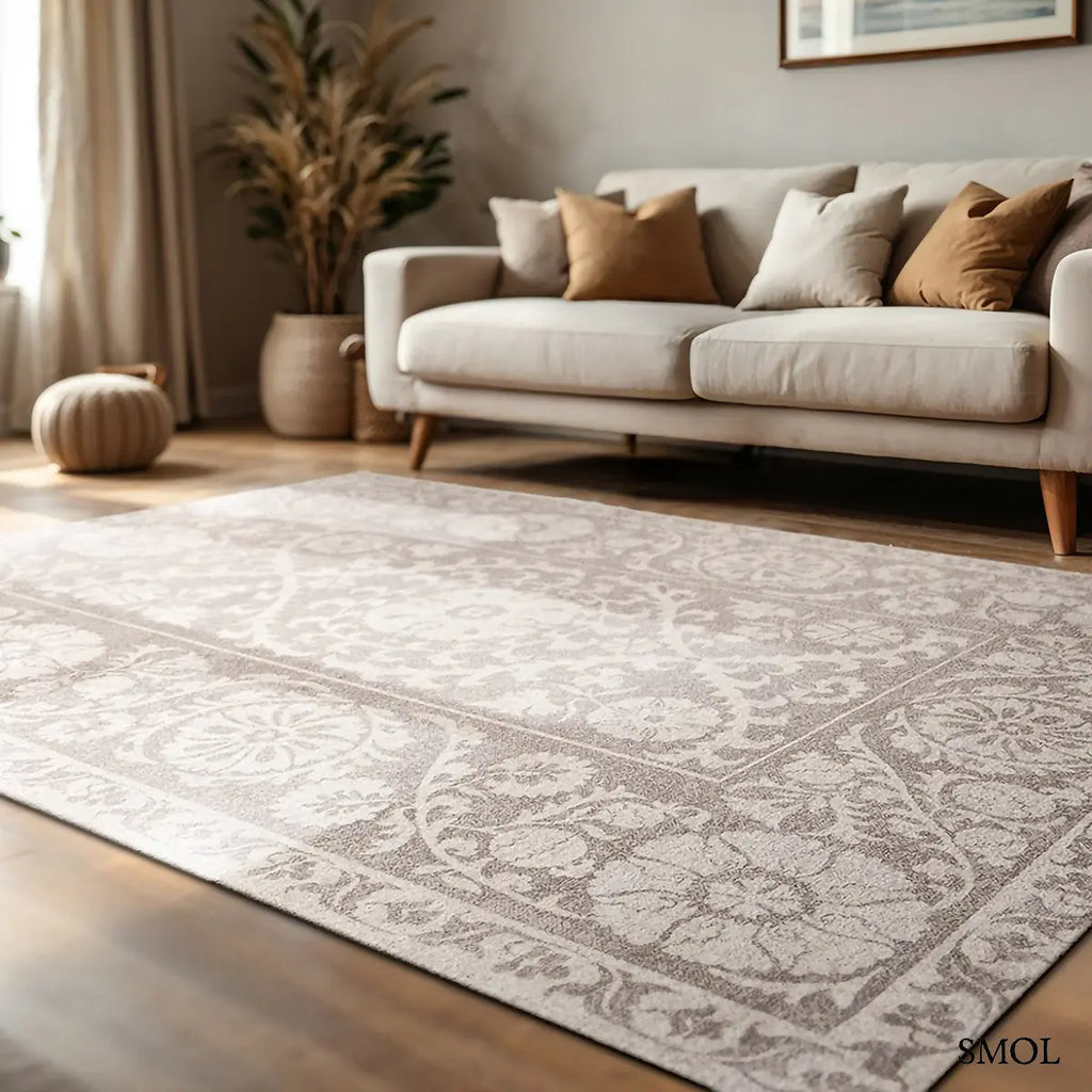 ECO RUG BOREE szőnyeg, bézs alapon szürkésbézs virágos-geometrikus suzani mintázattal, központi medállal és díszes szegéllyel, nappaliban