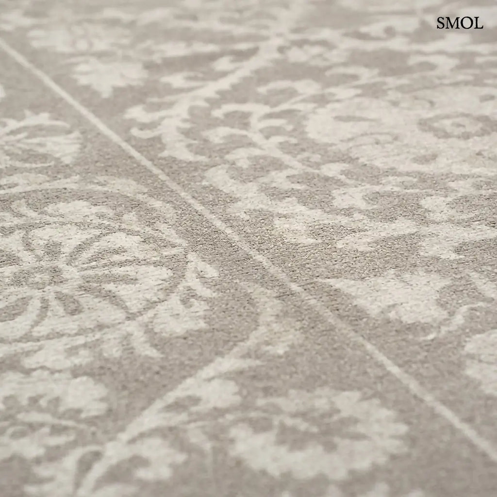 ECO RUG BOREE szőnyeg, bézs alapon szürkésbézs virágos-geometrikus suzani mintázattal, központi medállal és díszes szegéllyel, minta nagyítva