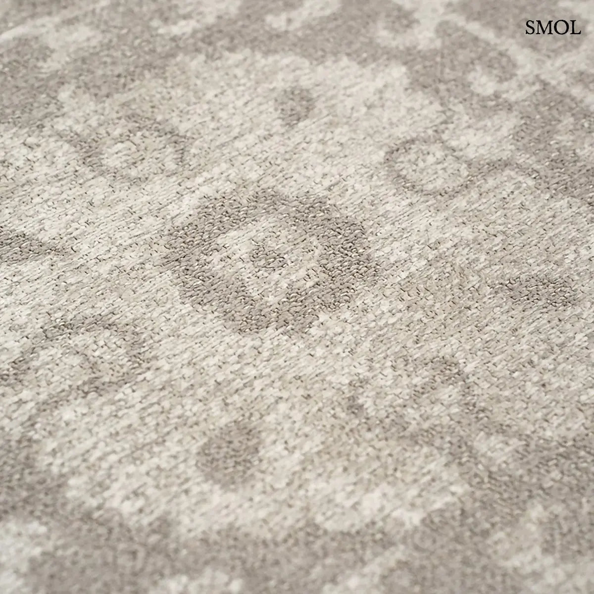 ECO RUG BOREE szőnyeg, bézs alapon szürkésbézs virágos-geometrikus suzani mintázattal, központi medállal és díszes szegéllyel, textúra
