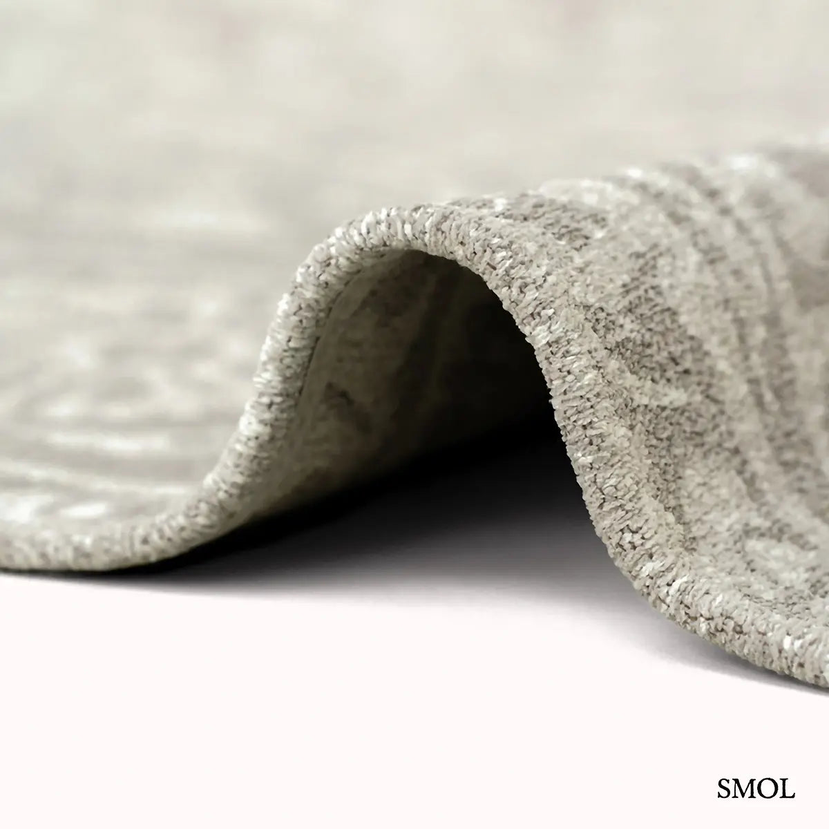 ECO RUG BOREE szőnyeg, bézs alapon szürkésbézs virágos-geometrikus suzani mintázattal, központi medállal és díszes szegéllyel, vastagság nagyítva