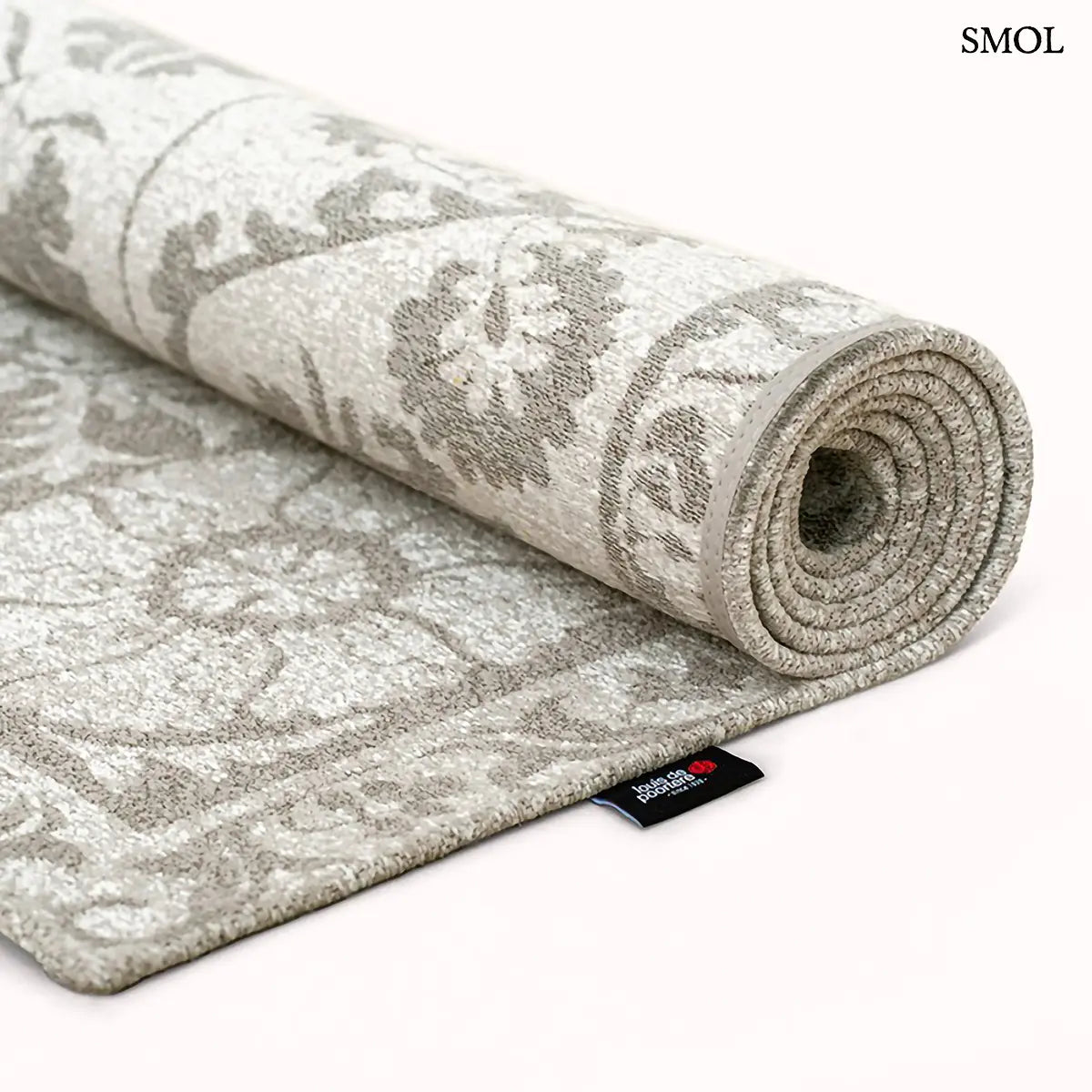 ECO RUG BOREE szőnyeg, bézs alapon szürkésbézs virágos-geometrikus suzani mintázattal, központi medállal és díszes szegéllyel, feltekerve