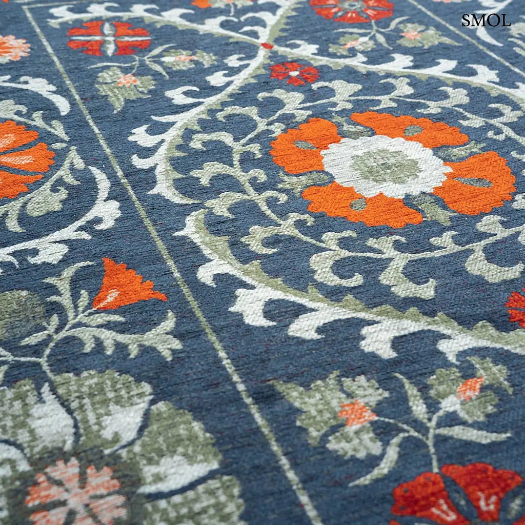 ECO RUG NORDIC suzani mintás szőnyeg sötétkék alapon narancs, piros és zöld virágmotívumokkal, minta nagyítva