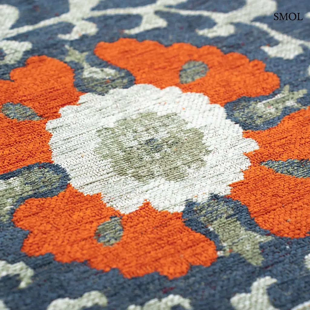 ECO RUG NORDIC suzani mintás szőnyeg sötétkék alapon narancs, piros és zöld virágmotívumokkal, középső minta nagyítva
