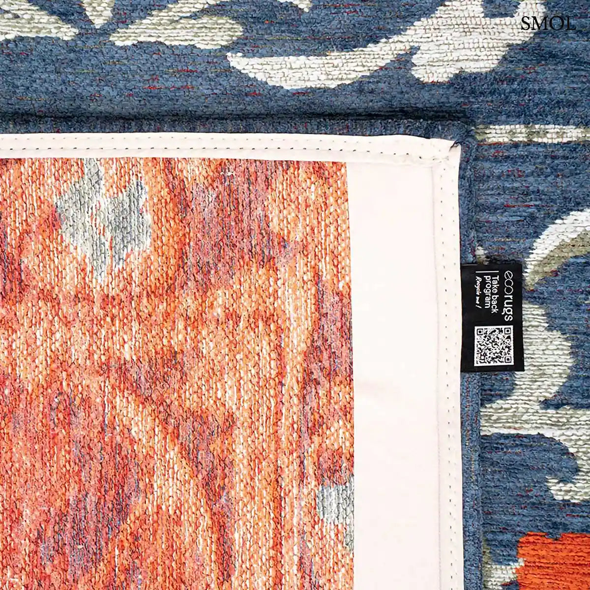 ECO RUG NORDIC suzani mintás szőnyeg sötétkék alapon narancs, piros és zöld virágmotívumokkal, felhajtott sarokkal