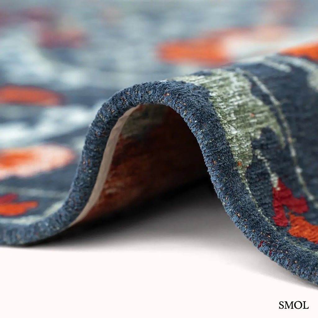ECO RUG NORDIC suzani mintás szőnyeg sötétkék alapon narancs, piros és zöld virágmotívumokkal, vastagság nagyítva