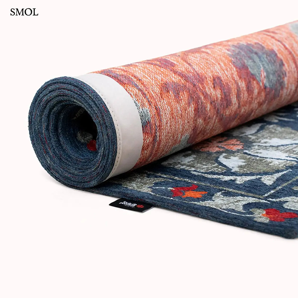 ECO RUG NORDIC suzani mintás szőnyeg sötétkék alapon narancs, piros és zöld virágmotívumokkal, feltekerve