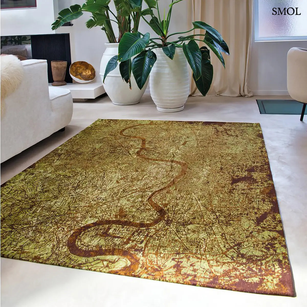 ECO RUG GREEN MEADOWS térkép mintás szőnyeg barna-zöld tónusokban, grafikus Cities design mintázattal, nappaliban, vázákkal