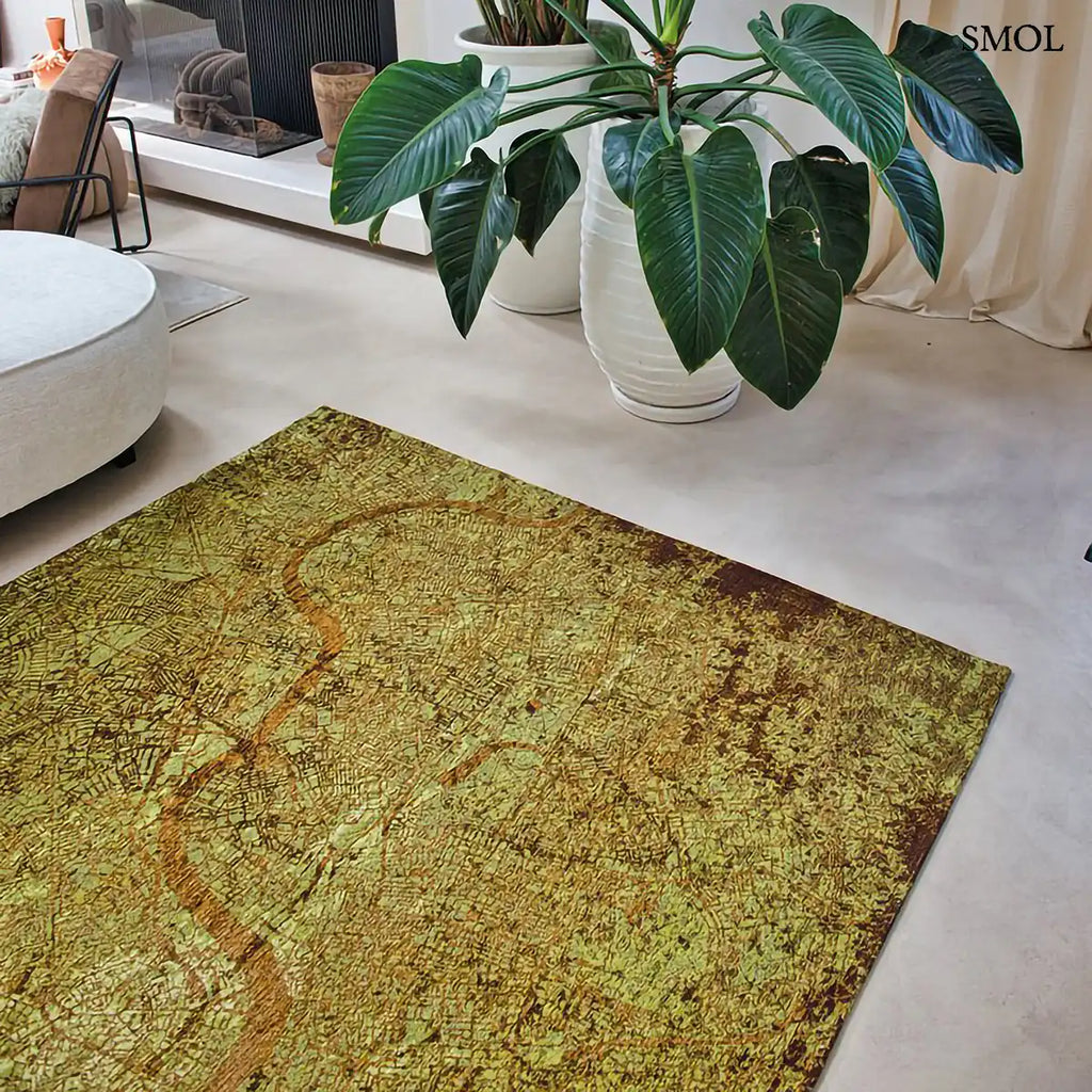 ECO RUG GREEN MEADOWS térkép mintás szőnyeg barna-zöld tónusokban, grafikus Cities design mintázattal, nappaliban nagyítva
