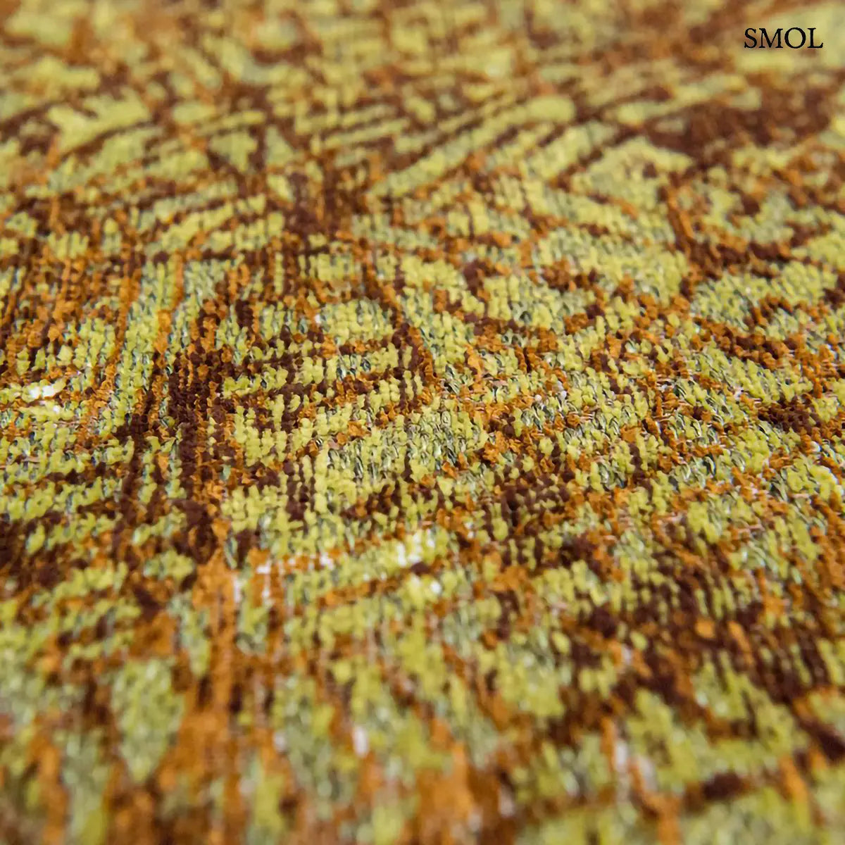 ECO RUG GREEN MEADOWS térkép mintás szőnyeg barna-zöld tónusokban, grafikus Cities design mintázattal, minta nagyítva