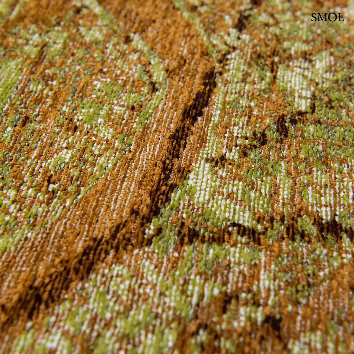 ECO RUG GREEN MEADOWS térkép mintás szőnyeg barna-zöld tónusokban, grafikus Cities design mintázattal, textúra nagyítva