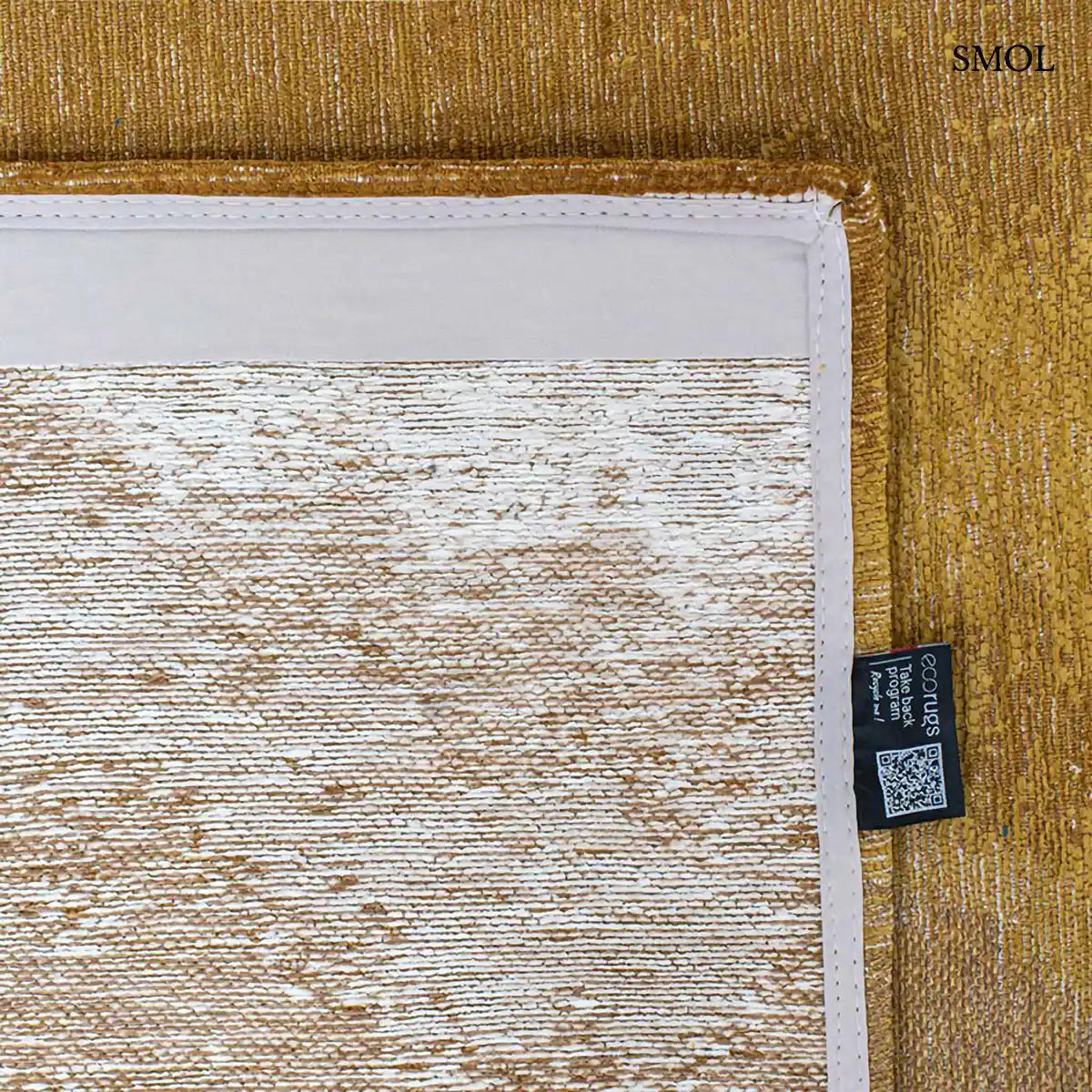 ECO RUG SUNSET szőnyeg, arany és barna színátmenettel, egyik oldalon világosabb szürkés tónusba mosódó tintafolt mintázattal, felhajtott sarokkal, alulról