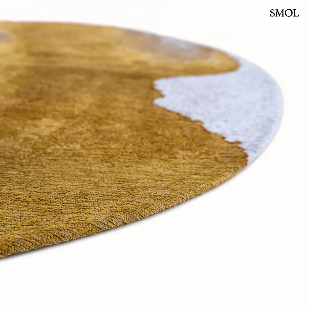 ECO RUG SUNSET szőnyeg, arany és barna színátmenettel, egyik oldalon világosabb szürkés tónusba mosódó tintafolt mintázattal, kerek forma vastagsága