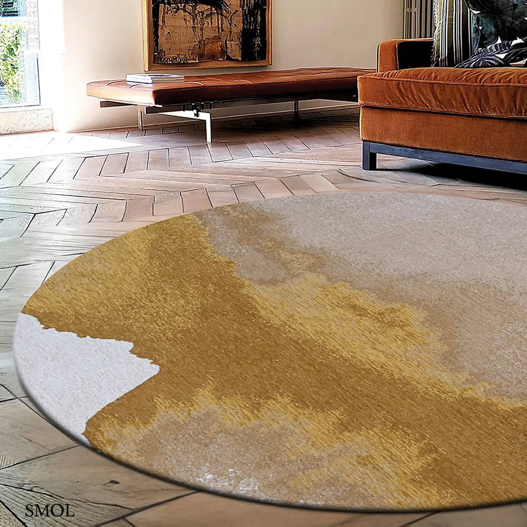 ECO RUG SUNSET szőnyeg, arany és barna színátmenettel, egyik oldalon világosabb szürkés tónusba mosódó tintafolt mintázattal, kerek formában, nappaliban