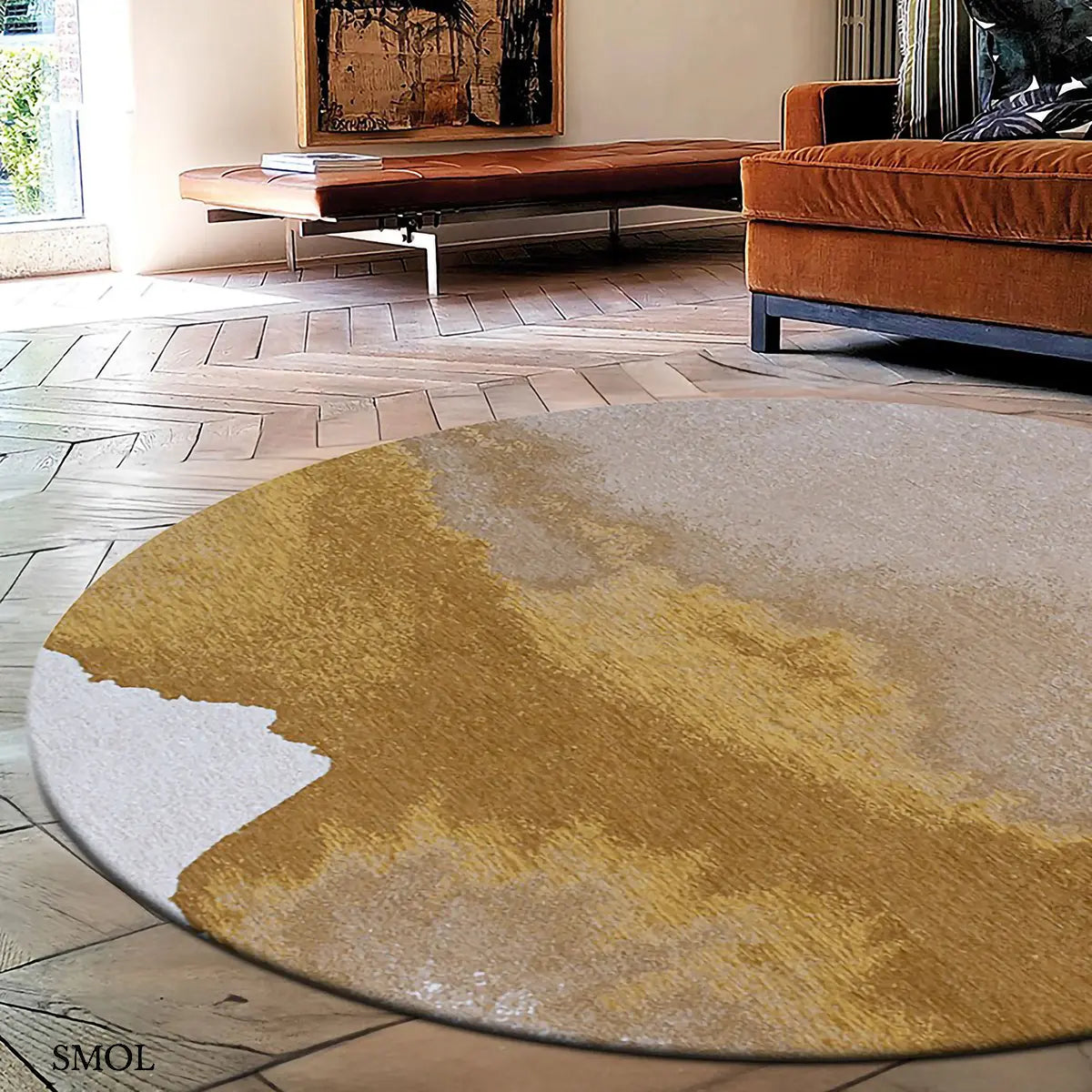 ECO RUG SUNSET szőnyeg, arany és barna színátmenettel, egyik oldalon világosabb szürkés tónusba mosódó tintafolt mintázattal, kerek formában, nappaliban