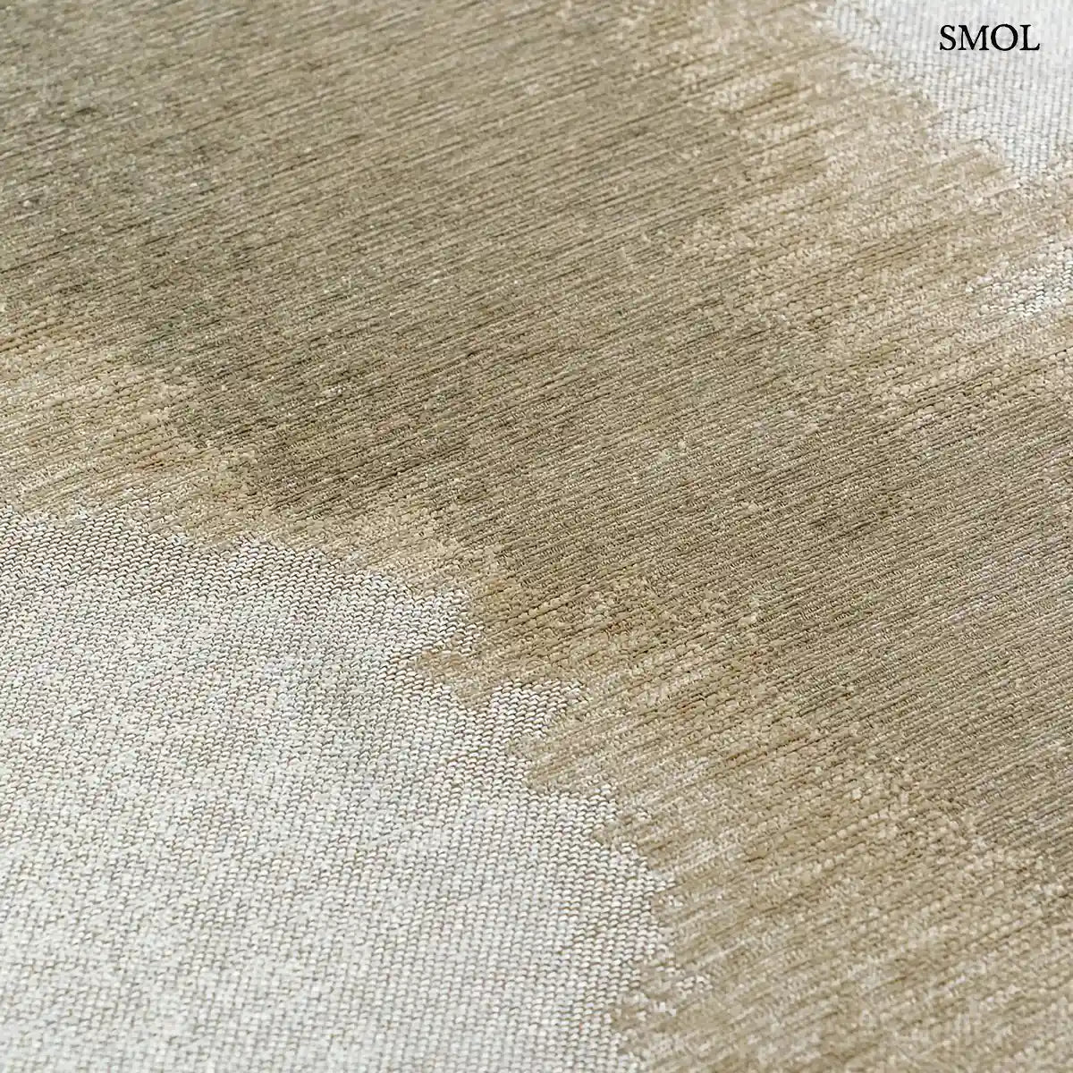ECO RUG BEACH szőnyeg, világos bézs alapon sötétebb bézs színátmenettel, elmosódó, tintafolt hatású mintázattal, textúra nagyítva