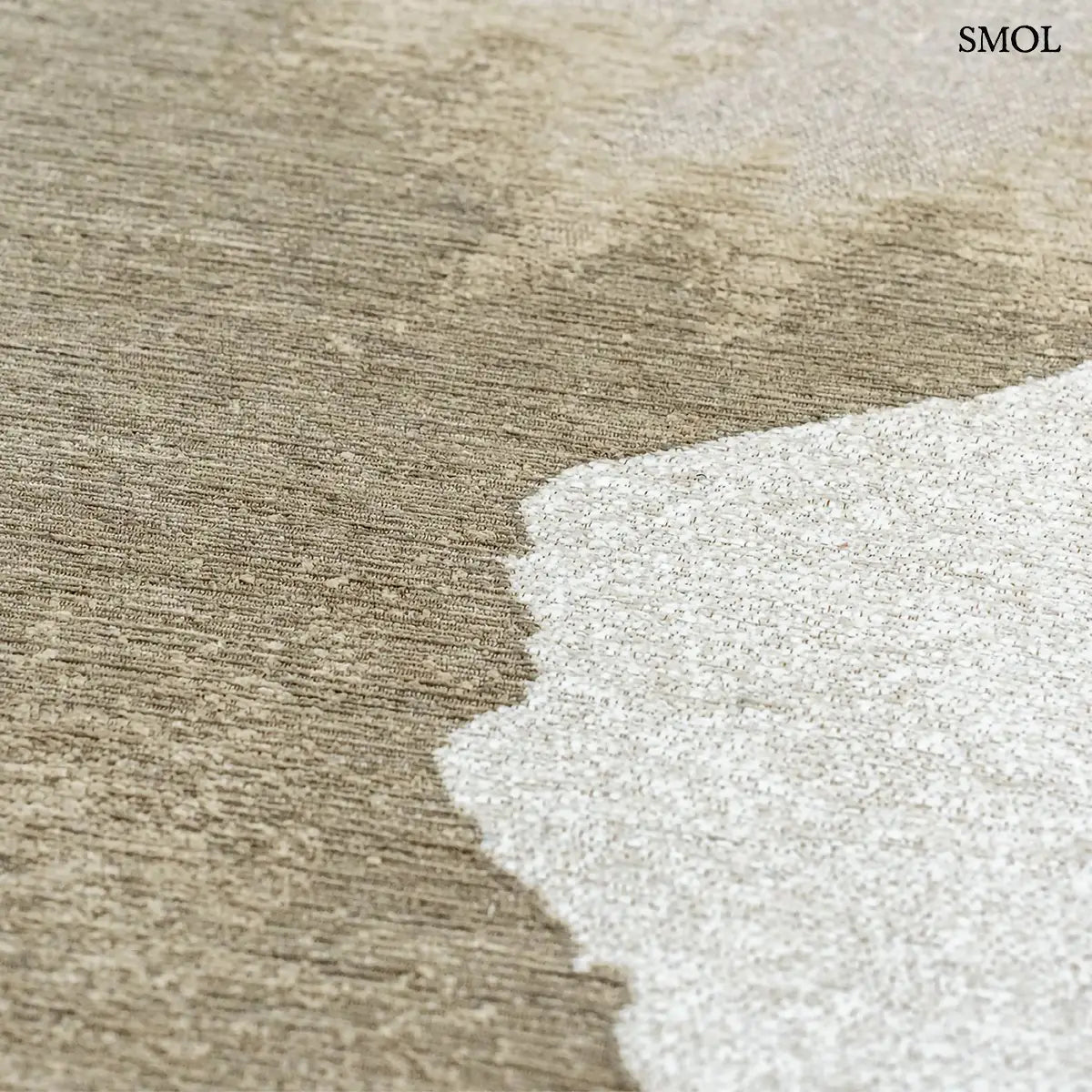 ECO RUG BEACH szőnyeg, világos bézs alapon sötétebb bézs színátmenettel, elmosódó, tintafolt hatású mintázattal, tintafolt nagyítva