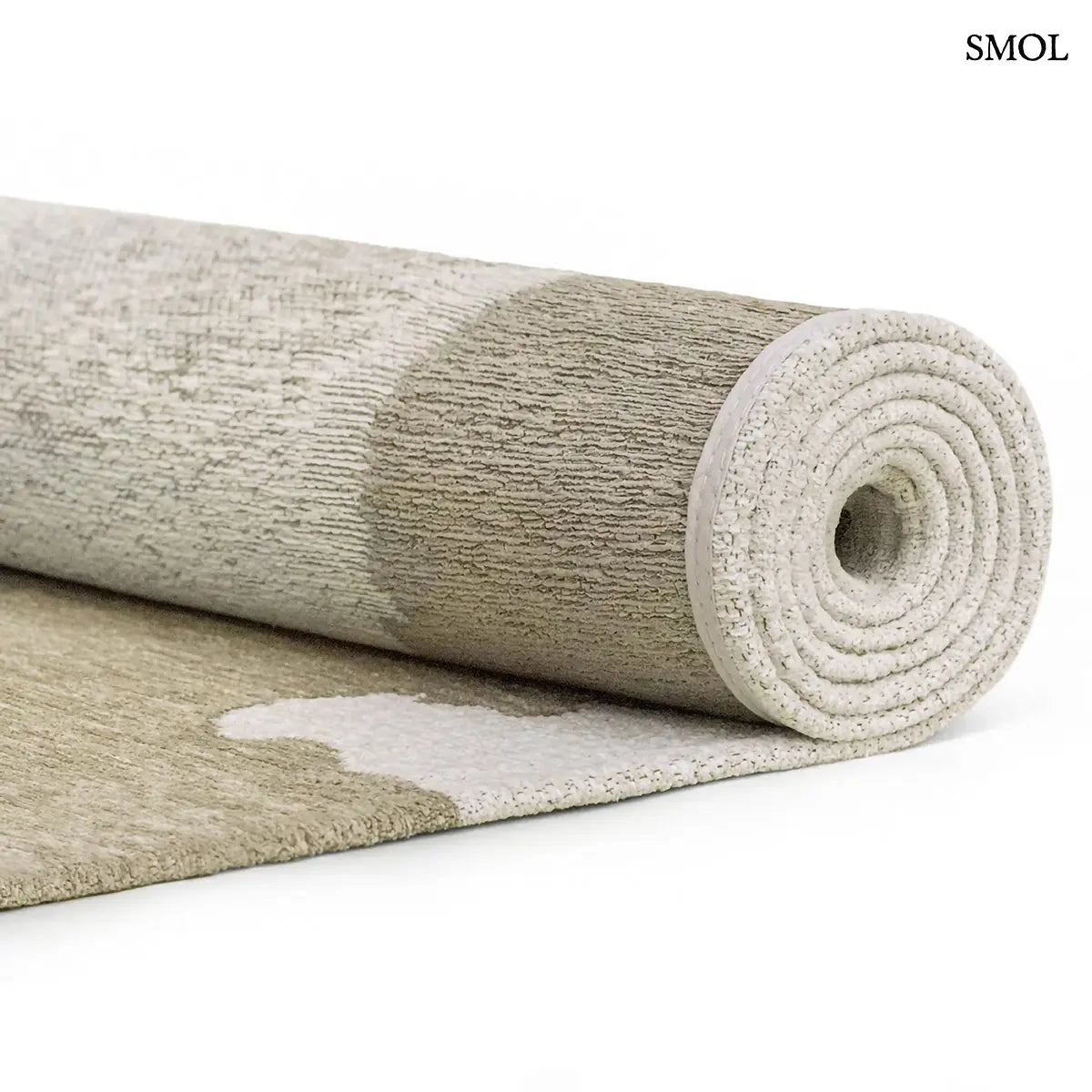 ECO RUG BEACH szőnyeg, világos bézs alapon sötétebb bézs színátmenettel, elmosódó, tintafolt hatású mintázattal, feltekerve