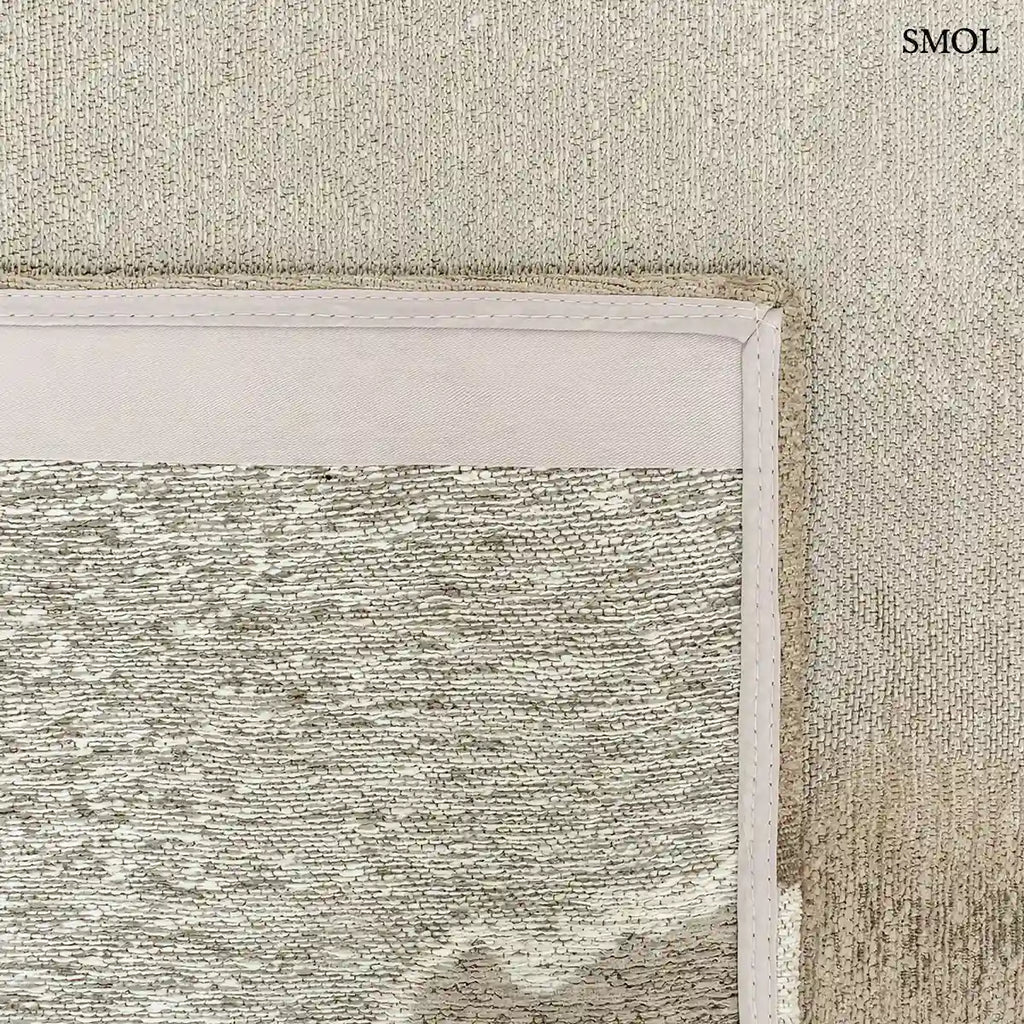 ECO RUG BEACH szőnyeg, világos bézs alapon sötétebb bézs színátmenettel, elmosódó, tintafolt hatású mintázattal, felhajtott sarokkal, alulról