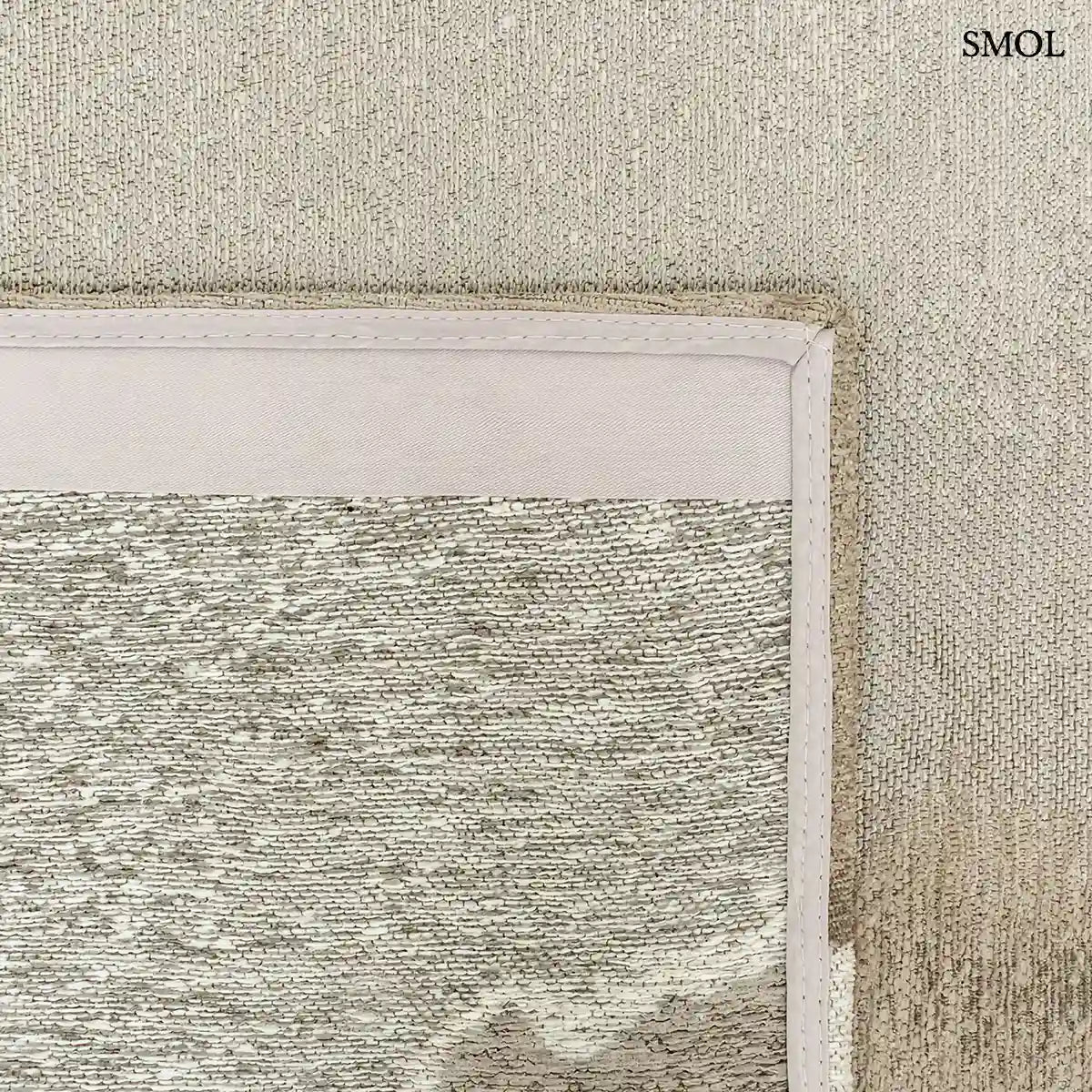 ECO RUG BEACH szőnyeg, világos bézs alapon sötétebb bézs színátmenettel, elmosódó, tintafolt hatású mintázattal, felhajtott sarokkal, alulról