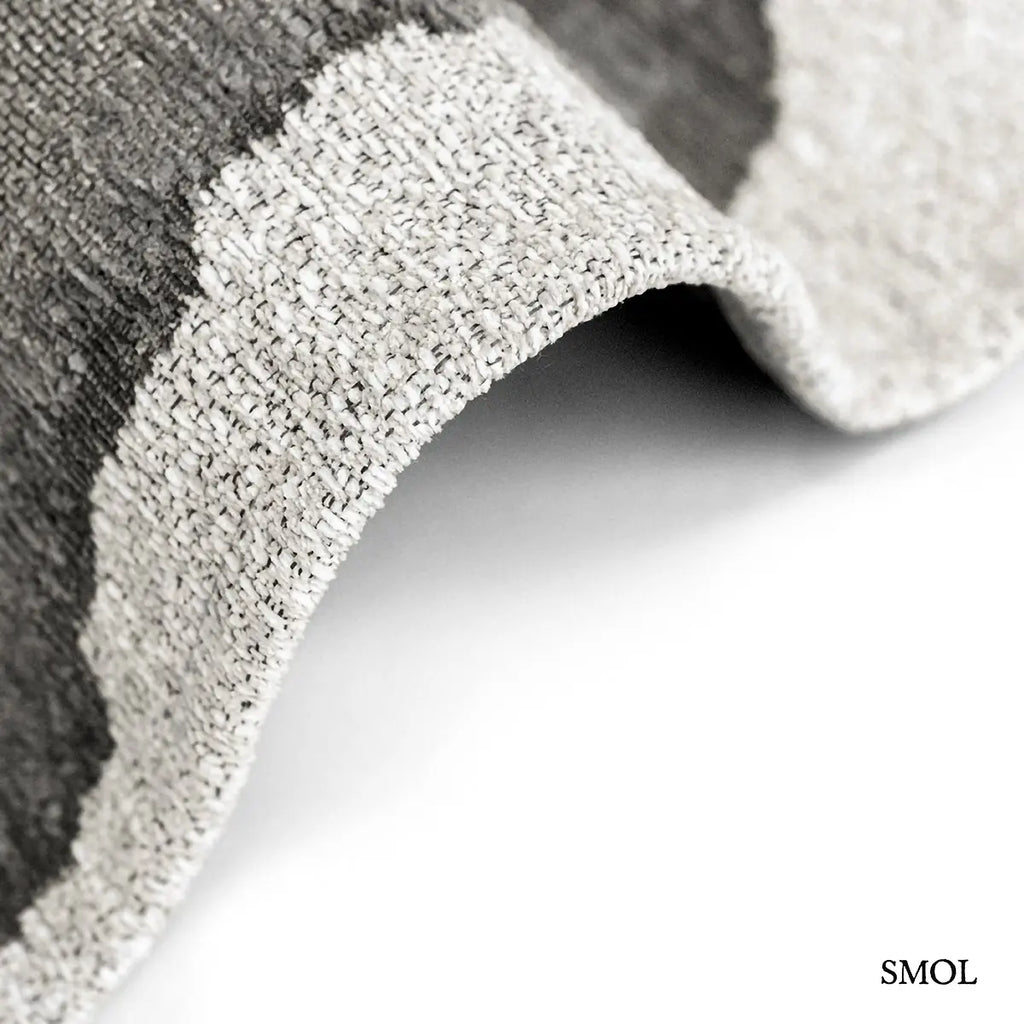 ECO RUG BLACK SHADOW tintafolt mintás szőnyeg fekete és szürke tónusokban,  vastagság nagyítva