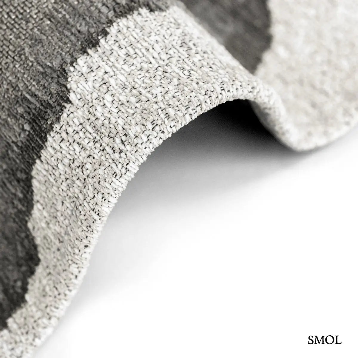ECO RUG BLACK SHADOW tintafolt mintás szőnyeg fekete és szürke tónusokban,  vastagság nagyítva