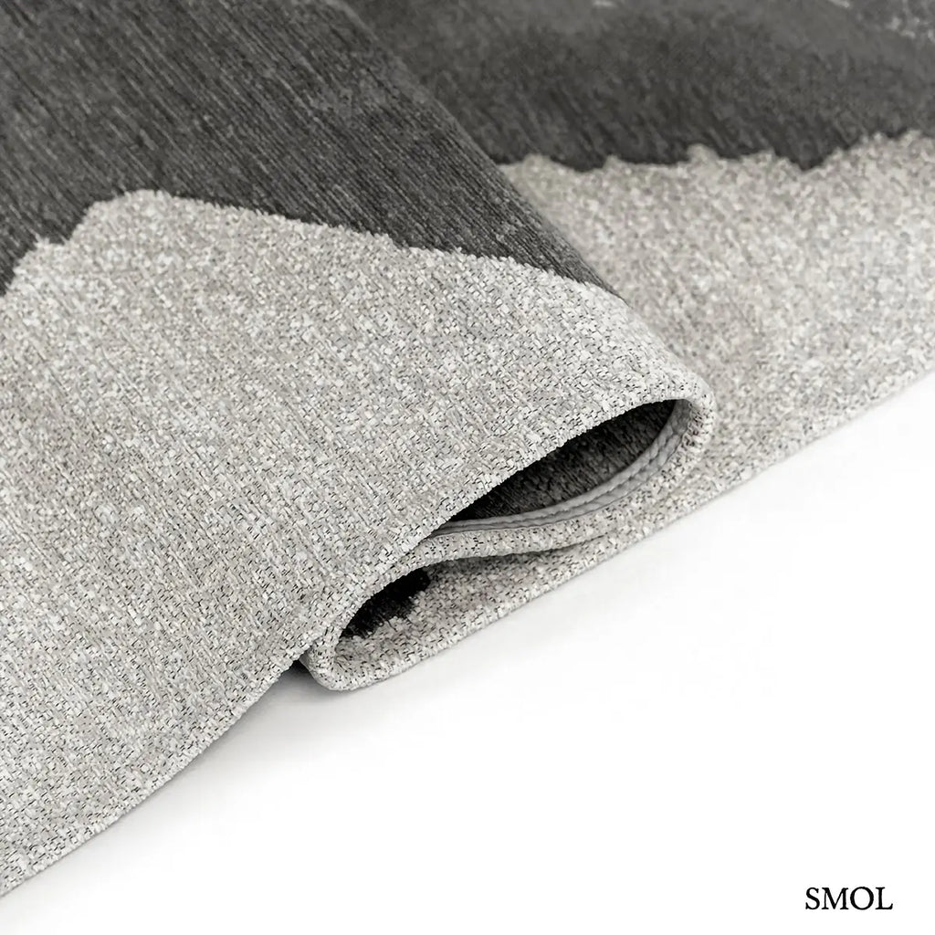 ECO RUG BLACK SHADOW tintafolt mintás szőnyeg fekete és szürke tónusokban,  hullámosra hajtogatva
