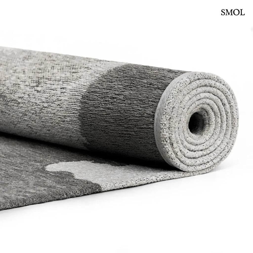 ECO RUG BLACK SHADOW tintafolt mintás szőnyeg fekete és szürke tónusokban,  feltekerve