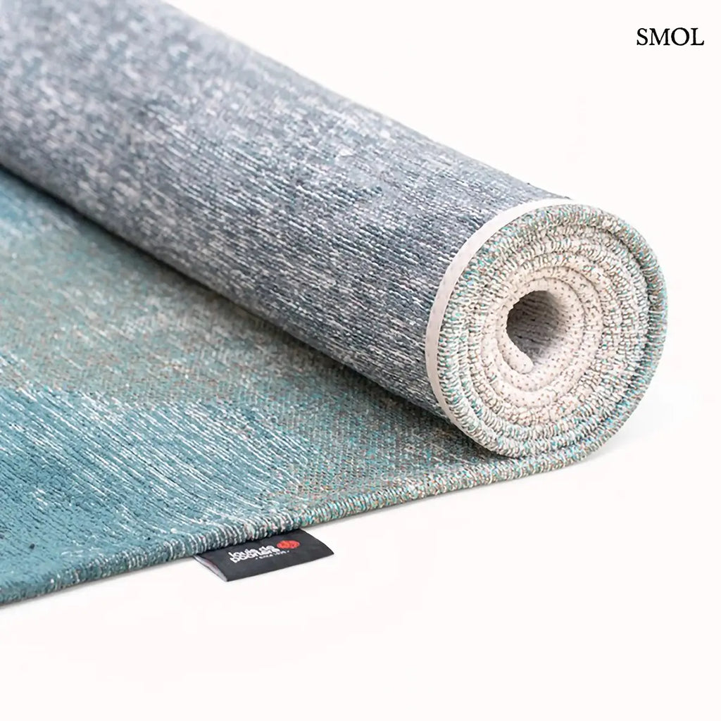 ECO RUG INKJET tintafolt mintás szőnyeg fehér alapon türkiz-kék absztrakt vízfestmény hatással, feltekerve