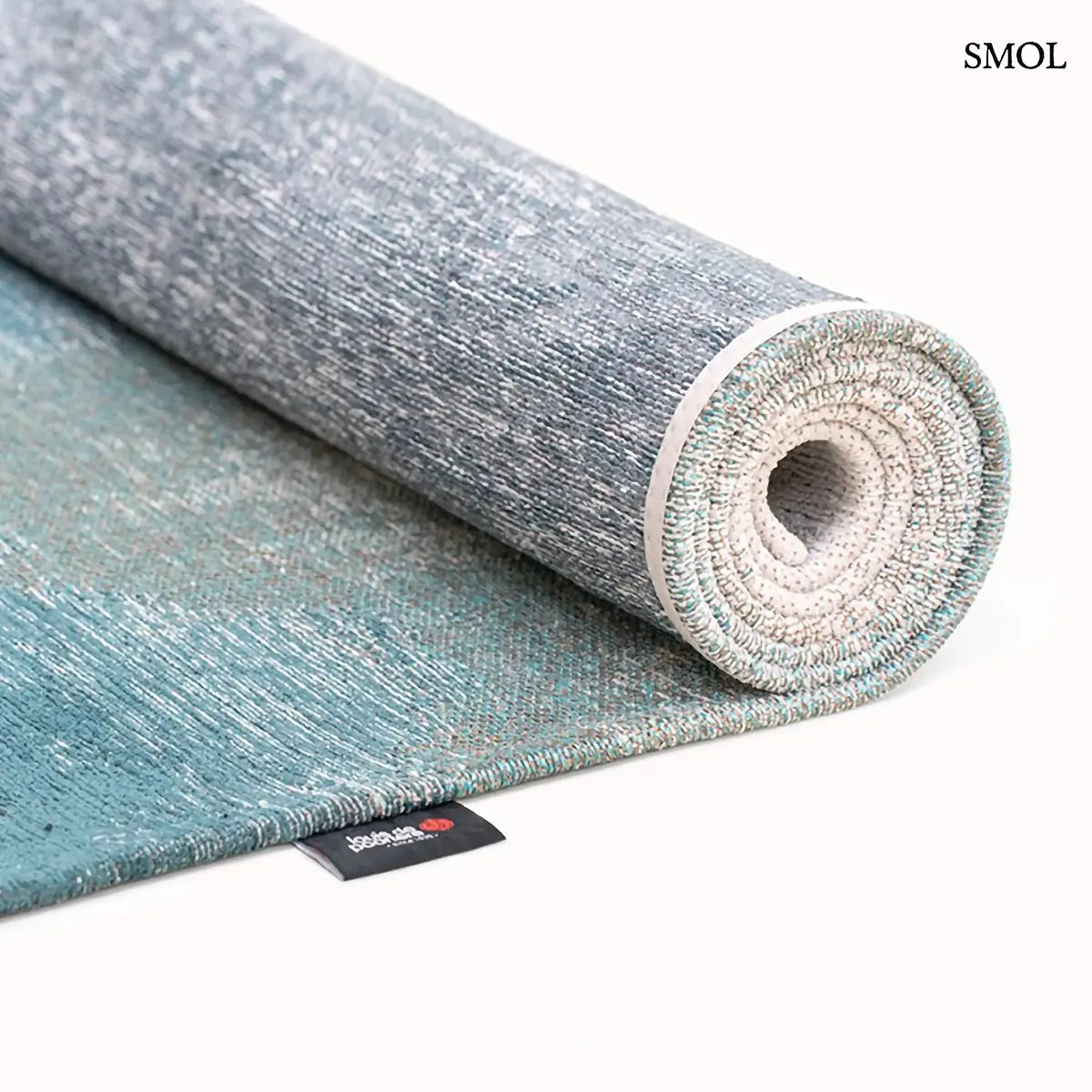 ECO RUG INKJET tintafolt mintás szőnyeg fehér alapon türkiz-kék absztrakt vízfestmény hatással, feltekerve