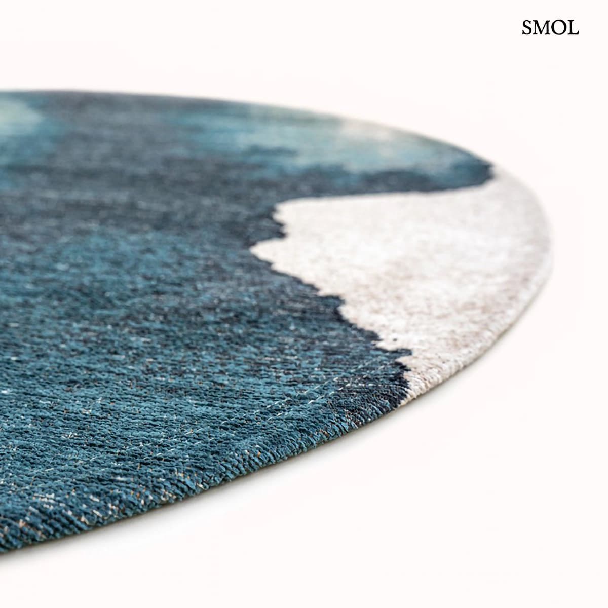 ECO RUG INKJET tintafolt mintás szőnyeg fehér alapon türkiz-kék absztrakt vízfestmény hatással, kör alakkal, vastagság nagyítva