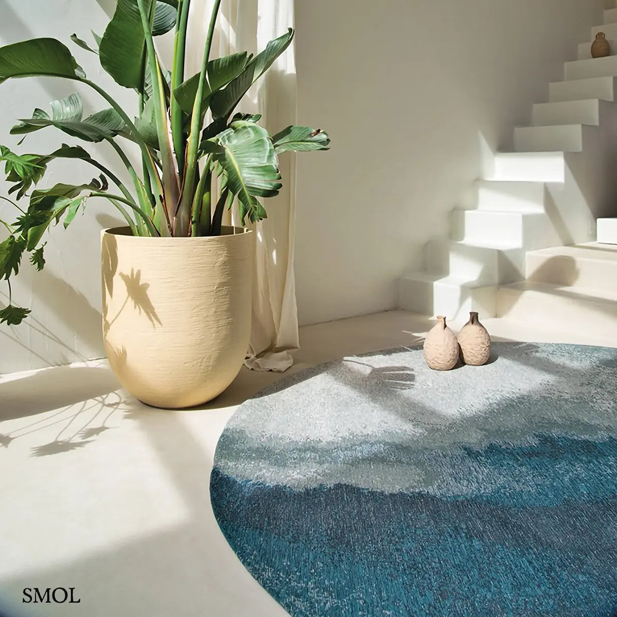 ECO RUG INKJET tintafolt mintás szőnyeg fehér alapon türkiz-kék absztrakt vízfestmény hatással, kör alakban, növénnyel