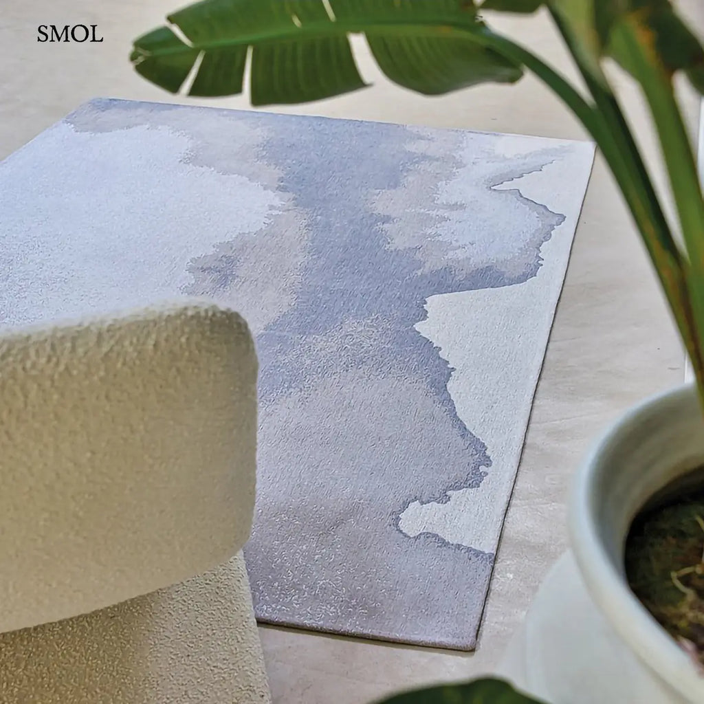 ECO RUG IODE szőnyeg, szürke színátmenettel, egyik oldalon sötétebb, felhőszerű folttal, másik oldalon halványabb, ködös tónusba mosódva, nappaliban