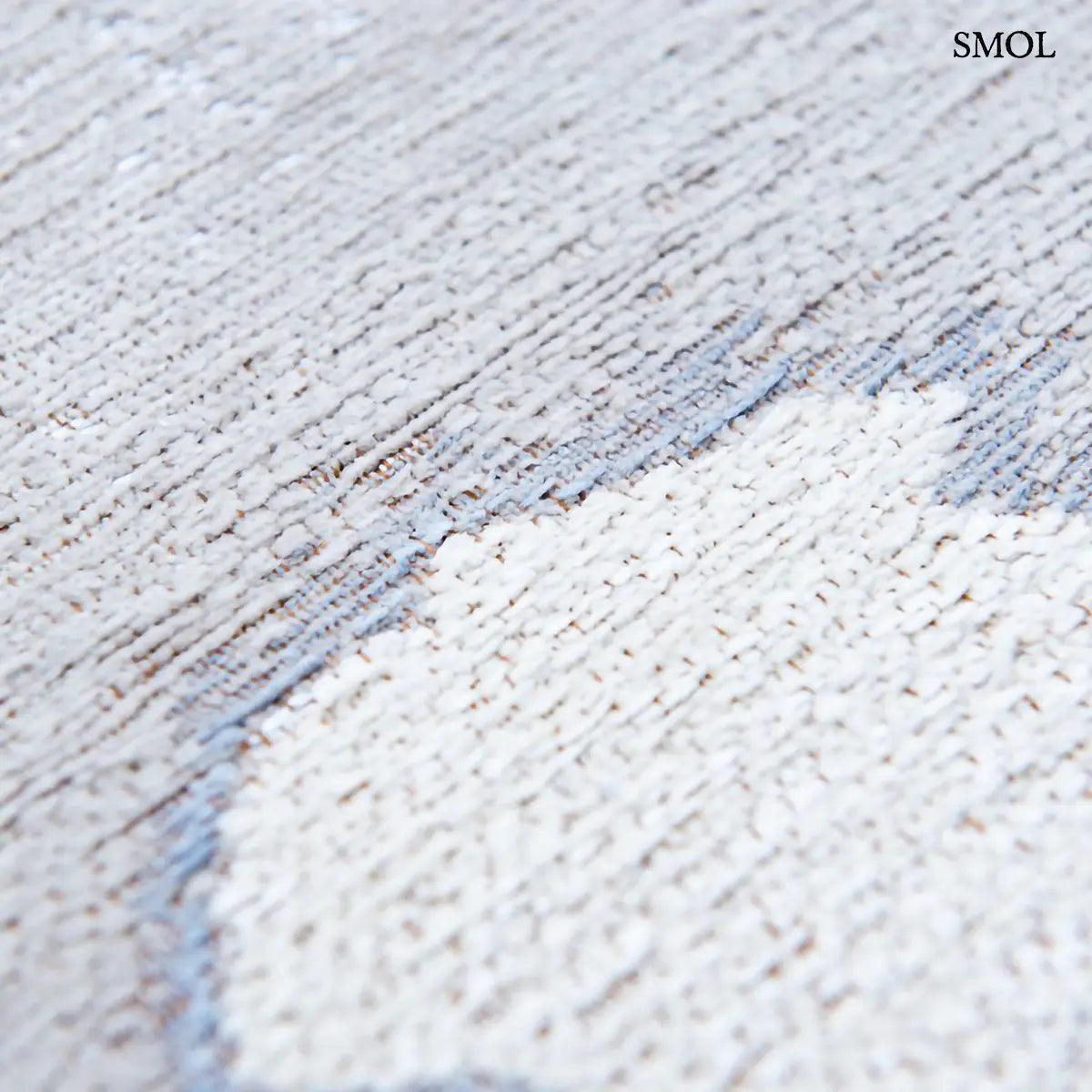 ECO RUG IODE szőnyeg, szürke színátmenettel, egyik oldalon sötétebb, felhőszerű folttal, másik oldalon halványabb, ködös tónusba mosódva, textúra nagyítva