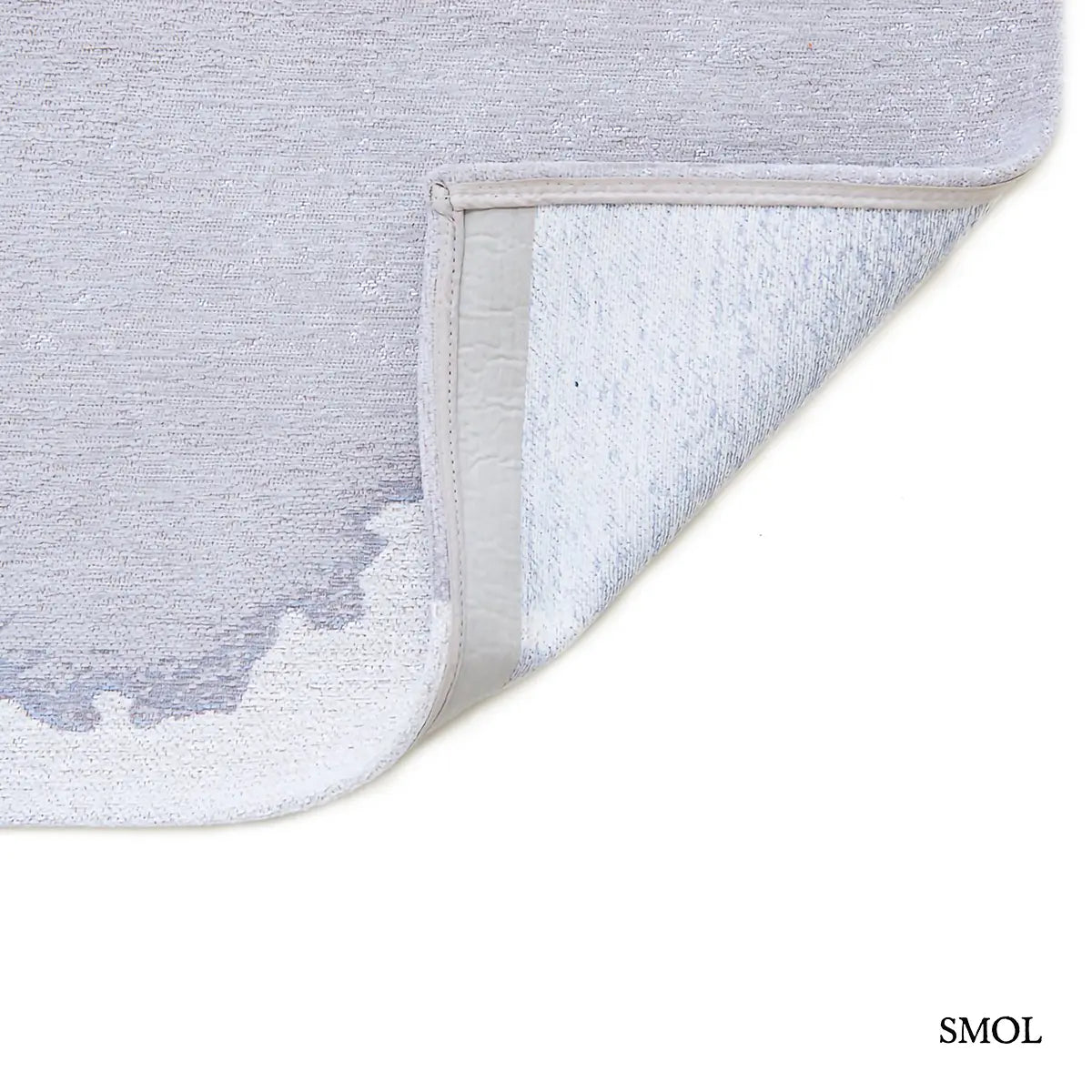 ECO RUG IODE szőnyeg, szürke színátmenettel, egyik oldalon sötétebb, felhőszerű folttal, másik oldalon halványabb, ködös tónusba mosódva, felhajtott sarokkal, alulról