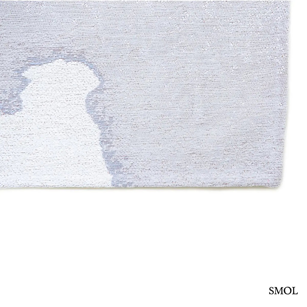 ECO RUG IODE szőnyeg, szürke színátmenettel, egyik oldalon sötétebb, felhőszerű folttal, másik oldalon halványabb, ködös tónusba mosódva, szegély nagyítva